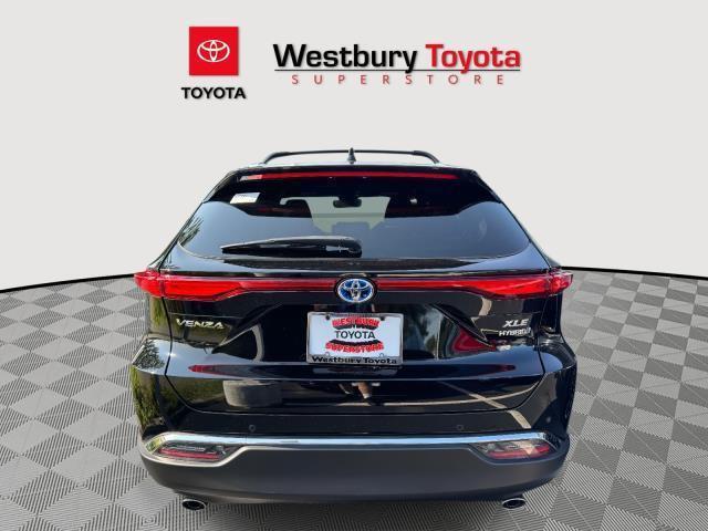 Photo of 2022 Black Toyota Venza