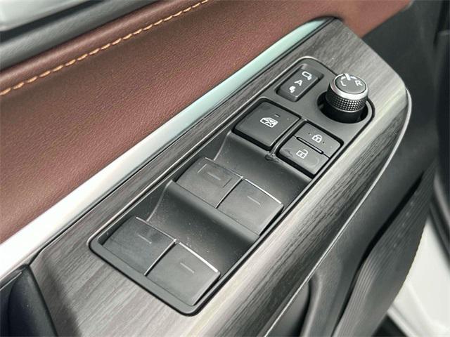Photo of 2024 Wind Chill Pearl Toyota Venza