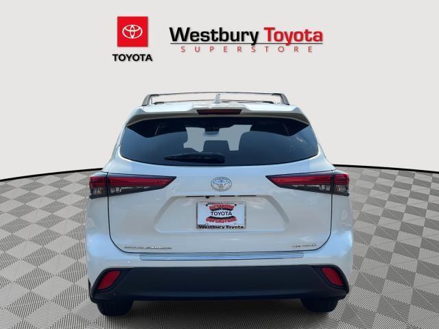 Photo of 2021 Blizzard Pearl Toyota Highlander