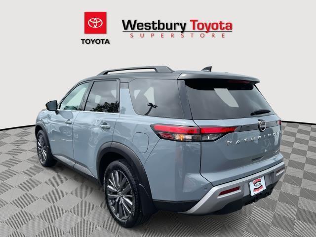 Photo of 2022 Solid Gray/Super Black Nissan Pathfinder