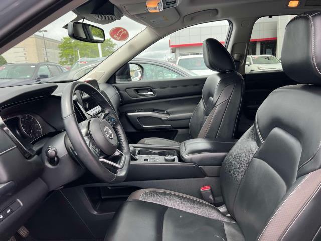 Photo of 2022 Solid Gray/Super Black Nissan Pathfinder