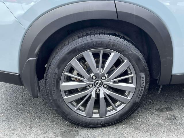 Photo of 2022 Solid Gray/Super Black Nissan Pathfinder