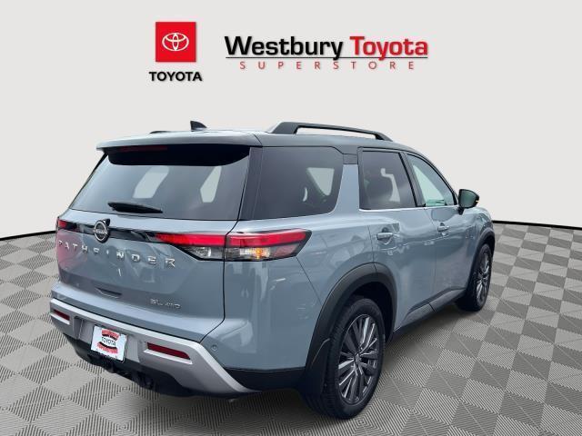 Photo of 2022 Solid Gray/Super Black Nissan Pathfinder