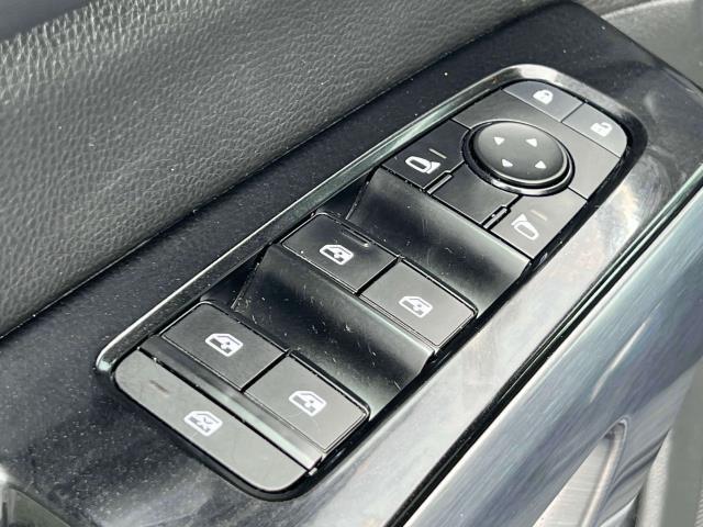 Photo of 2022 Solid Gray/Super Black Nissan Pathfinder