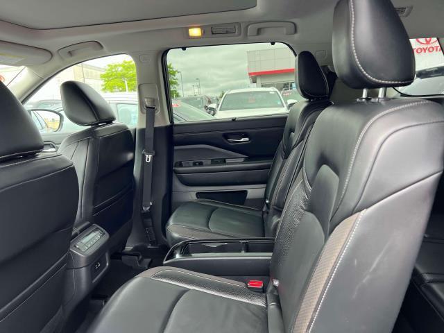 Photo of 2022 Solid Gray/Super Black Nissan Pathfinder