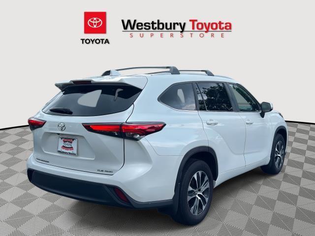 Photo of 2023 Wind Chill Pearl Toyota Highlander