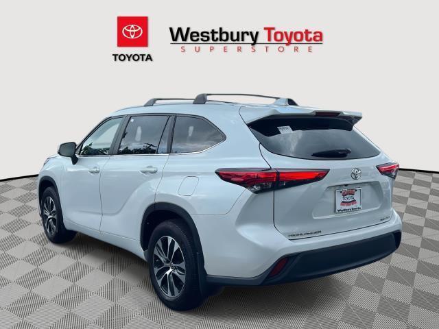 Photo of 2023 Wind Chill Pearl Toyota Highlander