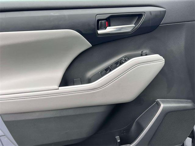 Photo of 2022 Moon Dust Toyota Highlander
