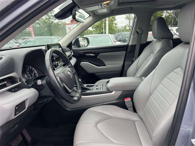 Photo of 2022 Moon Dust Toyota Highlander