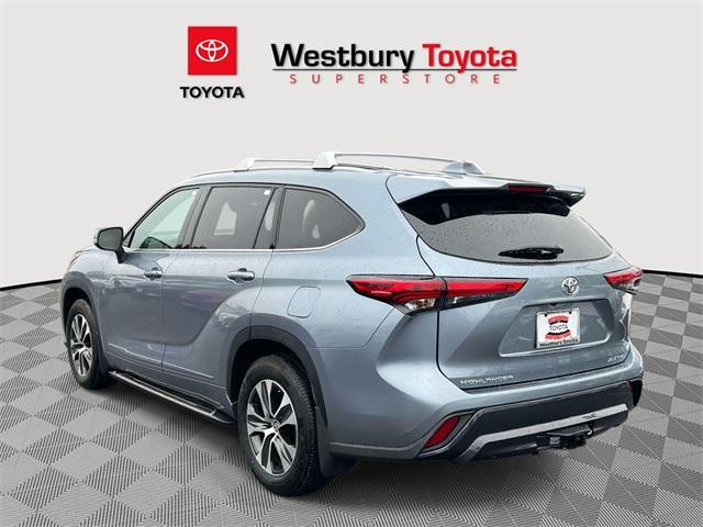Photo of 2022 Moon Dust Toyota Highlander