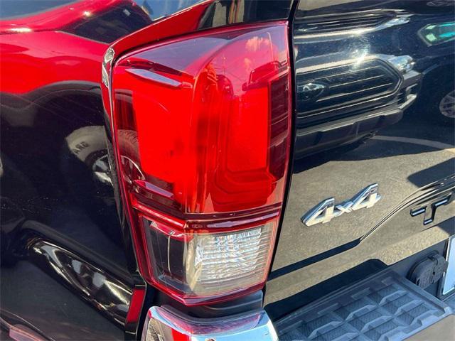 Photo of 2018 Midnight Black Metallic Toyota Tacoma