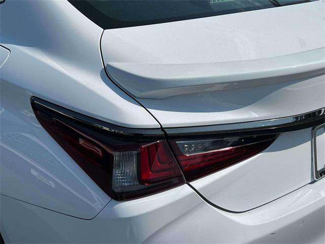 Photo of 2022 Ultra White Lexus ES 350