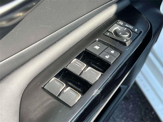 Photo of 2022 Ultra White Lexus ES 350