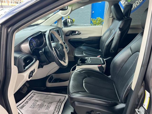 Photo of 2019 Granite Crystal Metallic Clearcoat Chrysler Pacifica