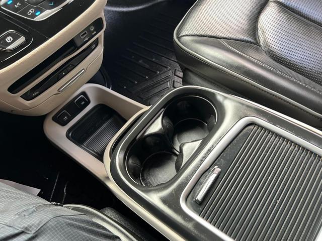 Photo of 2019 Granite Crystal Metallic Clearcoat Chrysler Pacifica