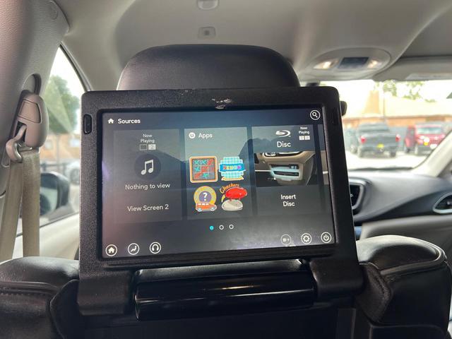 Photo of 2019 Granite Crystal Metallic Clearcoat Chrysler Pacifica
