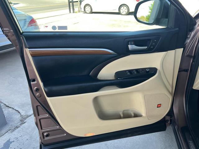 Photo of 2017 Toasted Walnut Pearl Toyota Highlander