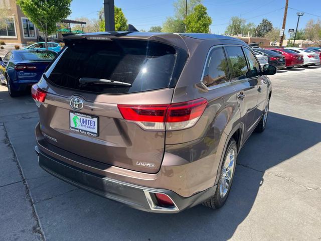 Photo of 2017 Toasted Walnut Pearl Toyota Highlander
