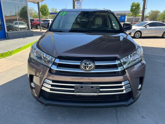 Photo of 2017 Toasted Walnut Pearl Toyota Highlander