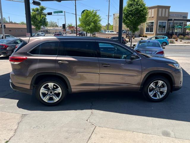 Photo of 2017 Toasted Walnut Pearl Toyota Highlander