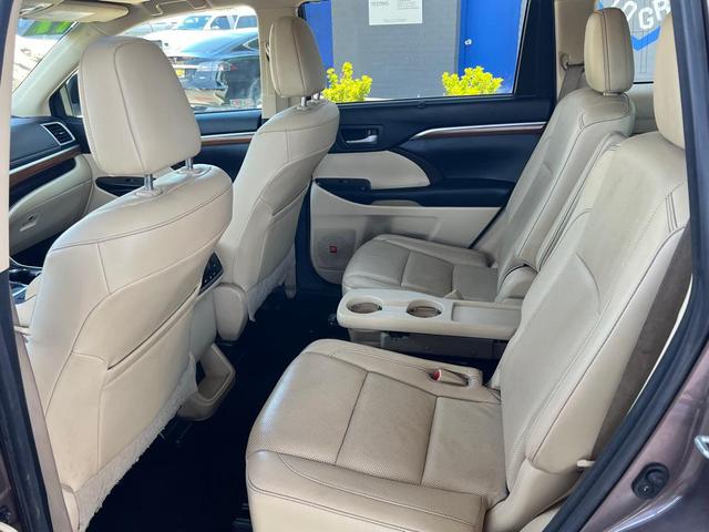 Photo of 2017 Toasted Walnut Pearl Toyota Highlander
