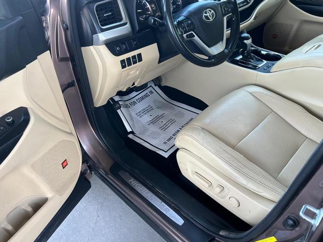Photo of 2017 Toasted Walnut Pearl Toyota Highlander