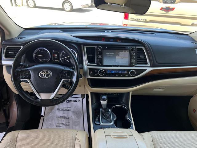 Photo of 2017 Toasted Walnut Pearl Toyota Highlander