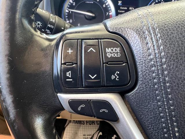 Photo of 2017 Toasted Walnut Pearl Toyota Highlander