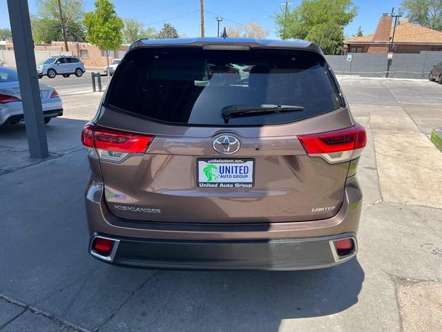 Photo of 2017 Toasted Walnut Pearl Toyota Highlander