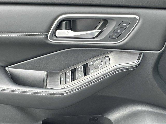 Photo of 2025 Everest White P Nissan Rogue