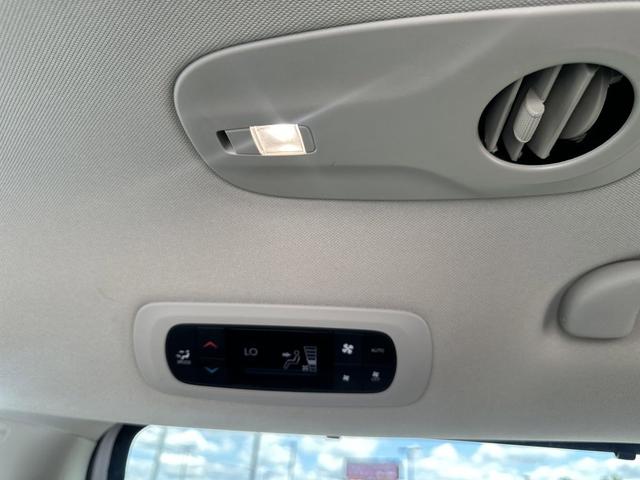 Photo of 2023 Bright White Clearcoat Chrysler Pacifica