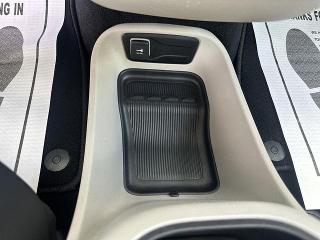 Photo of 2023 Bright White Clearcoat Chrysler Pacifica