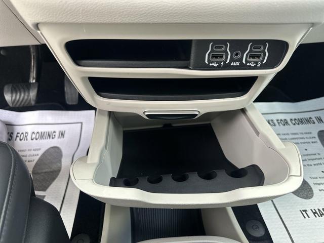 Photo of 2023 Bright White Clearcoat Chrysler Pacifica
