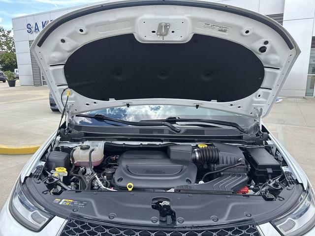 Photo of 2023 Bright White Clearcoat Chrysler Pacifica