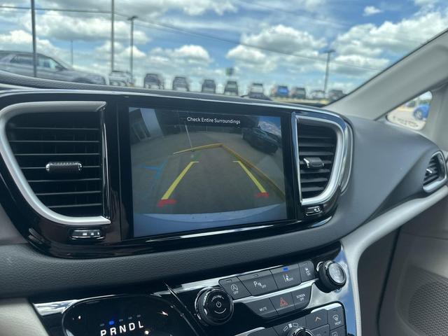 Photo of 2023 Bright White Clearcoat Chrysler Pacifica