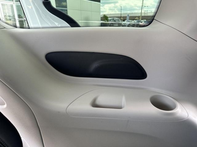 Photo of 2023 Bright White Clearcoat Chrysler Pacifica