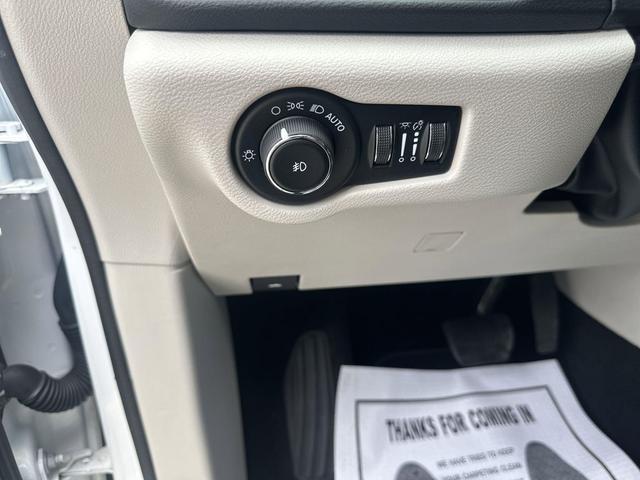 Photo of 2023 Bright White Clearcoat Chrysler Pacifica