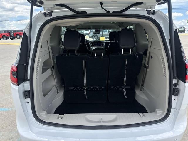 Photo of 2023 Bright White Clearcoat Chrysler Pacifica