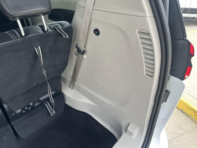 Photo of 2023 Bright White Clearcoat Chrysler Pacifica