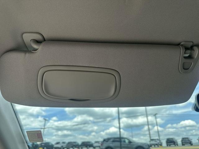 Photo of 2023 Bright White Clearcoat Chrysler Pacifica
