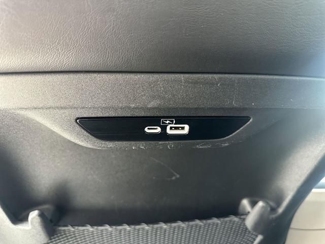 Photo of 2023 Bright White Clearcoat Chrysler Pacifica