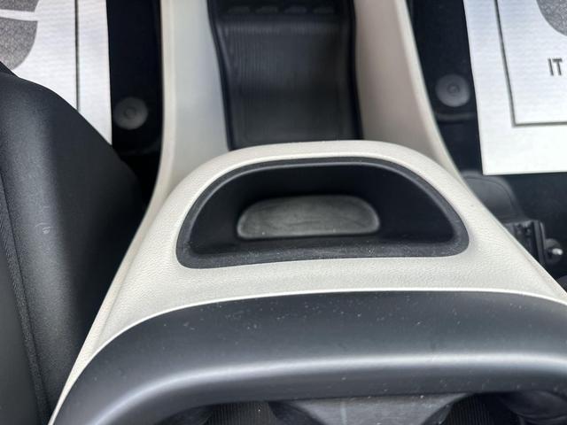 Photo of 2023 Bright White Clearcoat Chrysler Pacifica