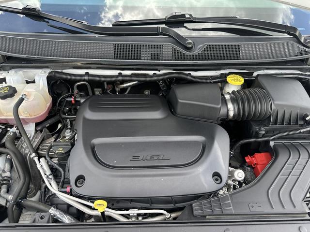 Photo of 2023 Bright White Clearcoat Chrysler Pacifica