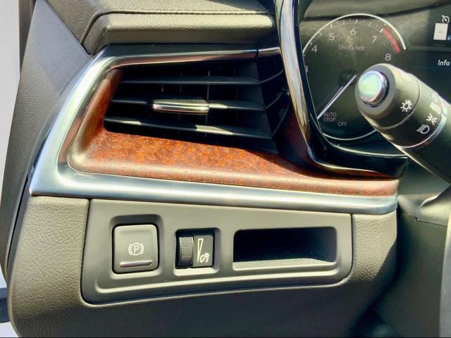 Photo of 2024 Crystal White Tricoat Cadillac XT5