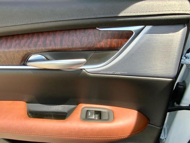 Photo of 2024 Crystal White Tricoat Cadillac XT5