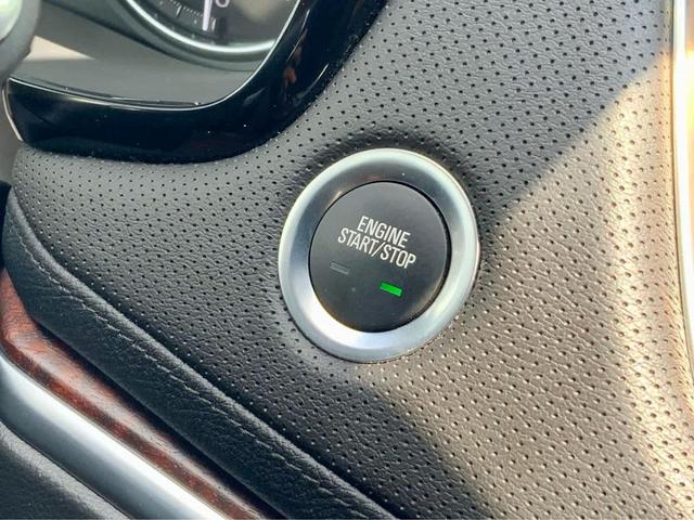 Photo of 2024 Crystal White Tricoat Cadillac XT5