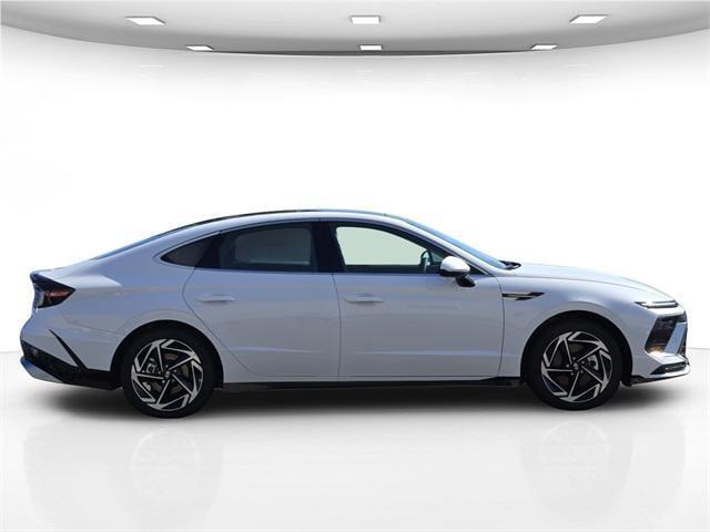 Photo of 2025 White Hyundai SONATA