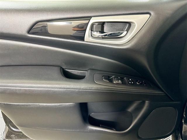 Photo of 2019 Magnetic Black Pearl Nissan Pathfinder