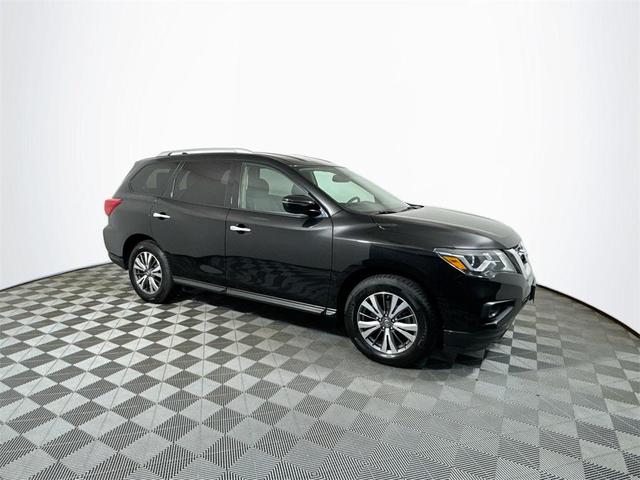 Photo of 2019 Magnetic Black Pearl Nissan Pathfinder