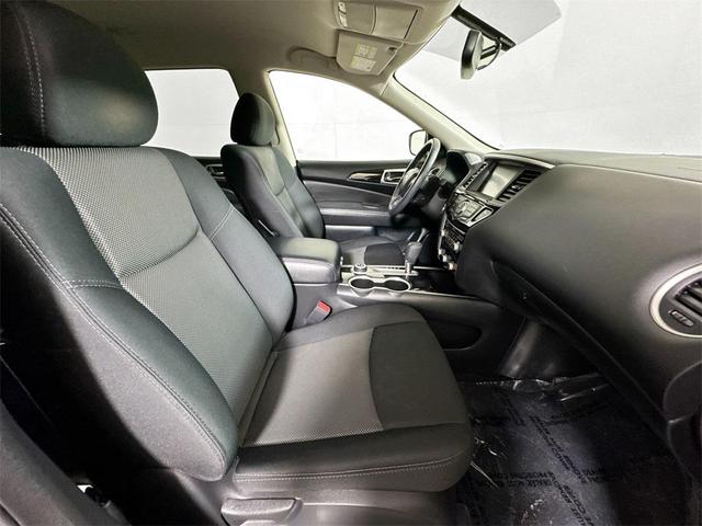 Photo of 2019 Magnetic Black Pearl Nissan Pathfinder